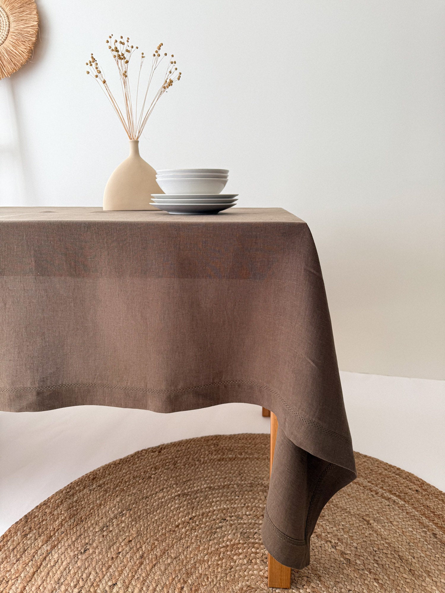Tischdecke aus braunem Leinen mit Hohlsaum und Kuvertecken
