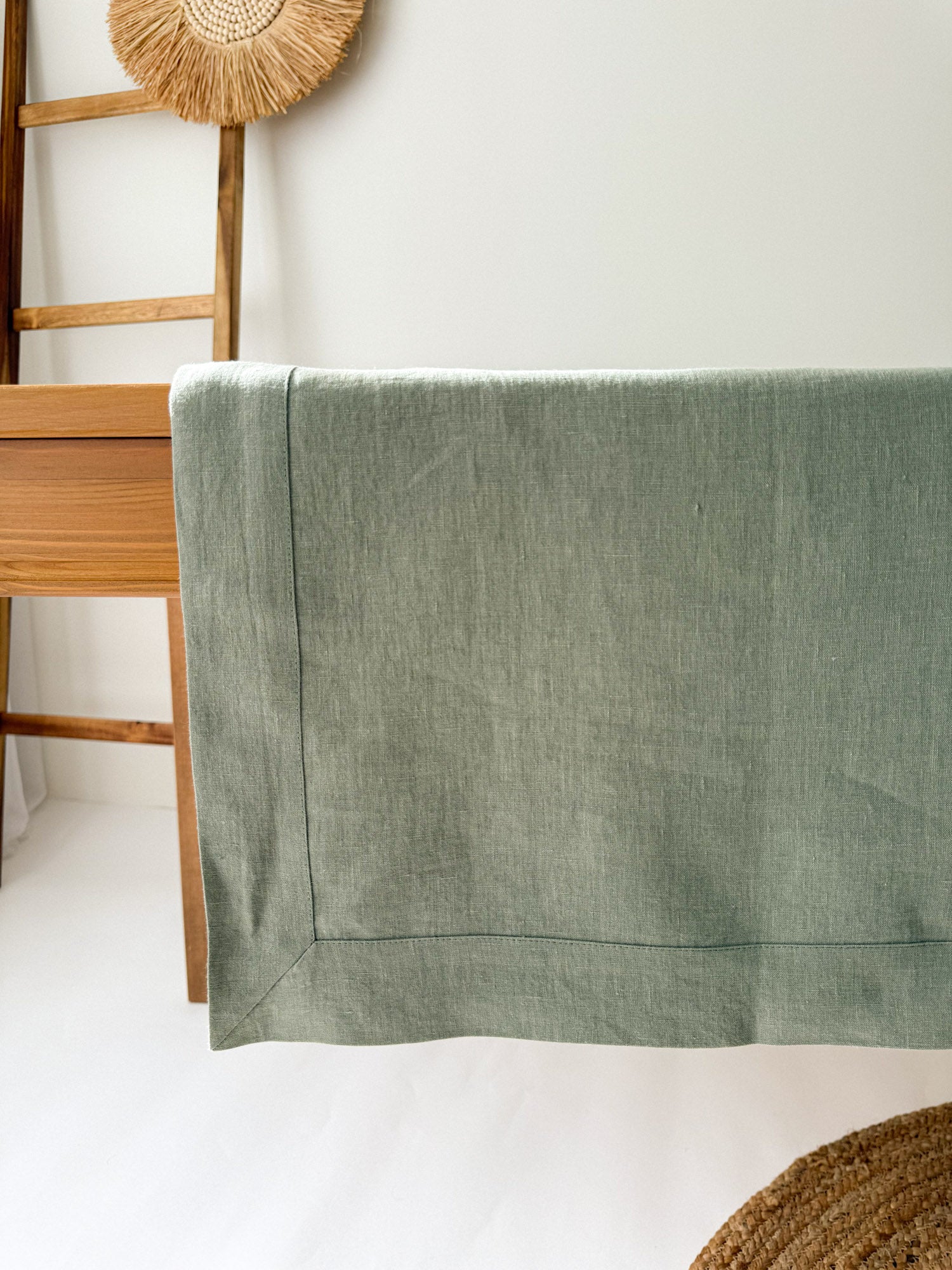 Saliegroen Linnen Tafelkleed