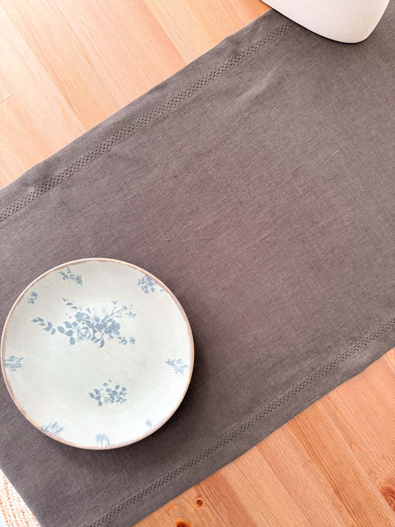 Bruin Linnen Tafelloper met Open Zoomsteek